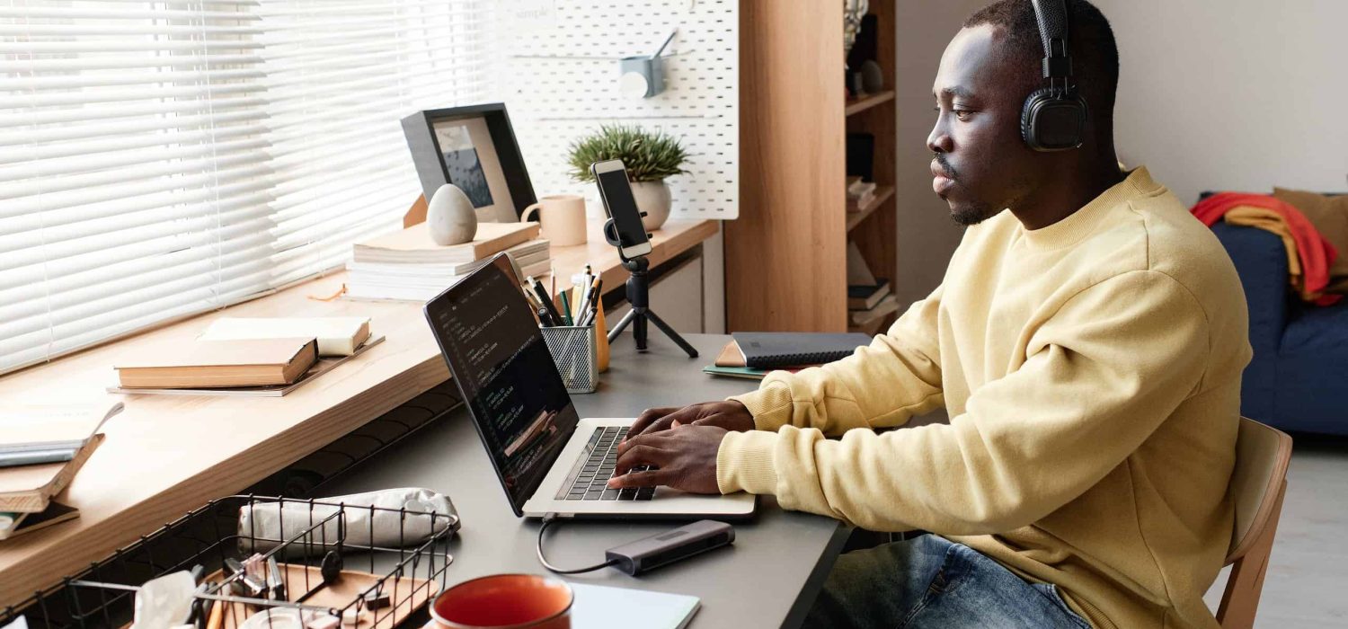 jpeg-optimizer_young-coding-specialist-creating-app-2022-09-23-20-17-48-utc